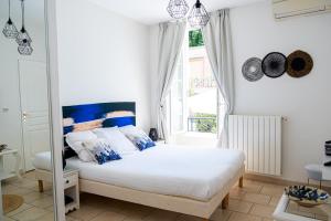 比兹米内瓦Logis hôtel et restaurant La Bastide Cabezac的一间卧室配有一张带蓝色和白色枕头的床