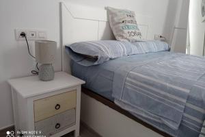 特吉塞Precioso apartamento con terraza en Teguise的一间小卧室,配有床和床头柜