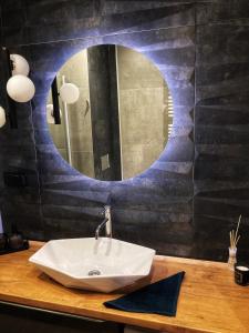 比亚韦斯托克Apartament Centrum Bocian的一间带水槽和镜子的浴室