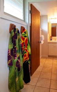 哈纳莱伊Hanalei Colony Resort E1的浴室挂在墙上,有长袍