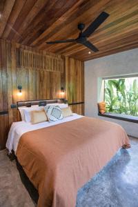 Surfing Temple Hotel Boutique客房内的一张或多张床位