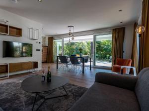 登堡Energy neutral villa with wellness area的客厅配有沙发和桌子
