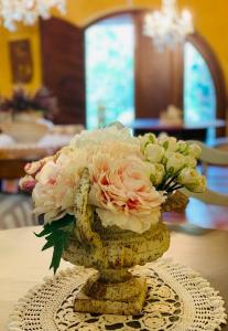 StiavaB&b Casa Penelope的花瓶,桌子上满是鲜花