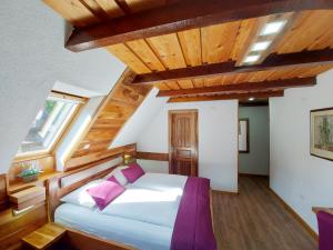 耶泽尔采民族大厦酒店的一间卧室设有一张木天花板床。