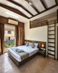 罗纳瓦拉Meritas Crystal Resort的一间卧室设有一张大床和一个大窗户