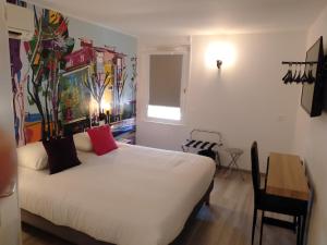 阿尔勒Urban Style Arl HOTEL的卧室配有一张白色的大床和一张桌子