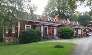 SvartåMustion Linna / Svartå Manor的街上有红色屋顶的红色房子