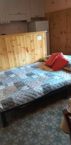 SantʼAnna PelagoLA CASETTA DELLA NONNA的一间卧室配有一张带木墙的大床