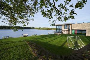 比特亨巴赫贝弗莉周末公寓的湖岸上带足球场的房子