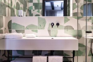 马略卡岛帕尔马Concepcio by Nobis, Palma, a Member of Design Hotels的浴室设有白色水槽和镜子