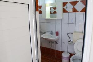乐托卡亚VILLA BORA的一间带卫生间和水槽的小浴室