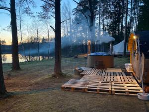 TromsiSaarjärve Puhkemaja Glämping的帐篷旁的热水浴池(带木甲板)