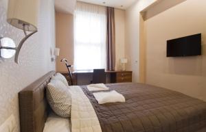 布达佩斯布达佩斯NN公寓酒店的酒店客房,配有床和电视