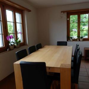 Schmerikon戈德堡住宿加早餐旅馆的一间会议室,配有木桌和椅子