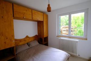 韦尔科尔地区朗Gite des Rosiers的一间卧室设有一张床和一个窗口