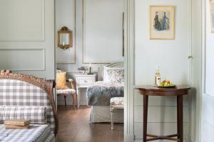 格兰纳维斯塔纳斯洛特酒店的客厅配有椅子和桌子