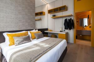威尼斯Palazzo Pianca的一间卧室配有一张带黄色枕头的大床