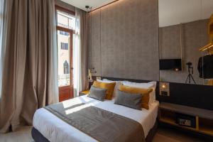 威尼斯Palazzo Pianca的一间卧室设有一张大床和一个窗户。