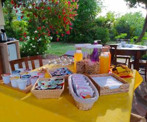 卡梅拉诺Il Girasole Country House的一张黄色桌子,上面有食物和饮料