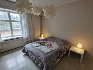 科特卡Superior 2-Bed Apartment in Kotka Sauna Facility的一间卧室,床上放着鲜花