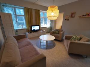 科特卡Superior 2-Bed Apartment in Kotka Sauna Facility的带沙发、桌子和电视的客厅