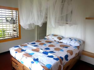 安东尼奥港吉尔麦坎旅舍的一间卧室,床上摆放着蓝色鲜花
