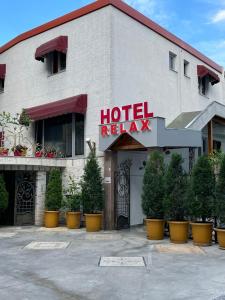 地拉那城市中心休闲酒店的建筑前的酒店中继标志