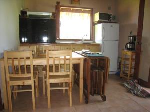 Faaone法尔艾里拉酒店的厨房配有桌椅和冰箱。