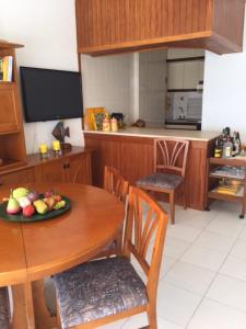 波尔蒂芒T1 - Praia da Rocha - com Vistas de Mar e Terraço的厨房里配有一张桌子,上面有一盘水果
