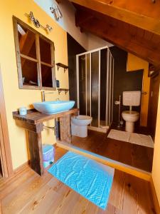 Masera卡萨布伦乔酒店的一间带水槽和卫生间的浴室