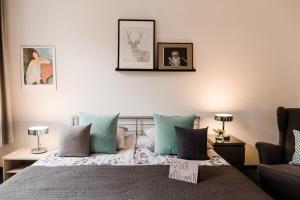 赖兴巴伊姆福格特兰Sommers Hotel Altes Posteck的一间卧室配有一张带蓝色和灰色枕头的床