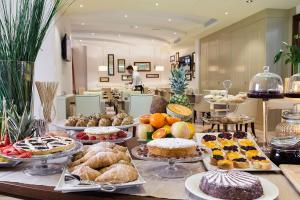 里米尼厄尔巴沃格里奥酒店的自助餐,包括各种蛋糕和糕点