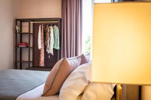 蒙德罗Villa Masetta - Luxury Suites的一间卧室设有一张床和一个窗口