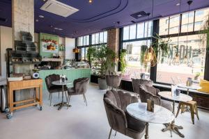 阿纳姆Hotel Haarhuis的餐厅设有桌椅和窗户。