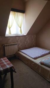TuchlinŚwięty Spokój的一间卧室配有床和带窗帘的窗户