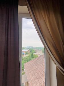 哈尔科夫Bloom Hotel的享有屋顶景致的开放式窗户