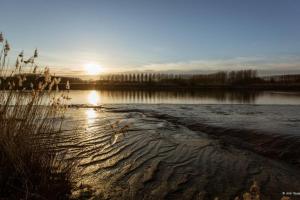 Sint-AmandsAmand'eau - zwemvijver, zonneterras, grote tuin的太阳下方的一片水