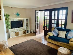 马赫Beautiful 3-Bed vacation House in Macher的带沙发和电视的客厅