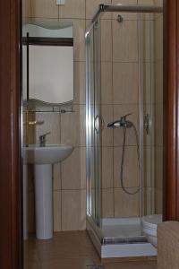 普里诺斯水晶酒店的带淋浴和盥洗盆的浴室