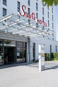 慕尼黑Star G Hotel Premium München Domagkstraße的大楼前一家明星酒店的一个标志