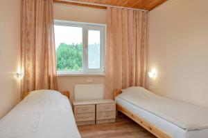 奥泰佩卡鲁梅萨公寓的一间卧室设有两张床和窗户。