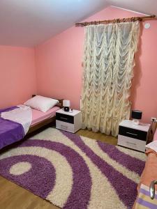 萨拉热窝House Tuscany的一间卧室配有一张床和紫色地毯