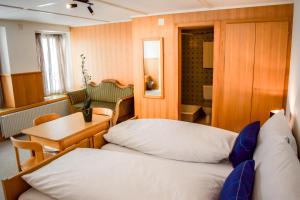 格林德尔瓦尔德First Lodge的小房间设有两张床和一张桌子