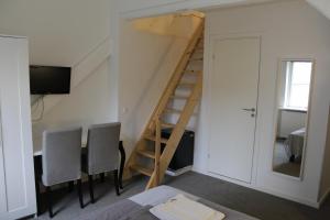 哥本哈根M18酒店的客房设有楼梯和桌椅