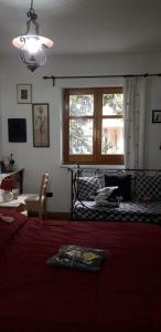伊格莱西亚斯L'arancio Antico的一间卧室配有一张带红色毯子的大床
