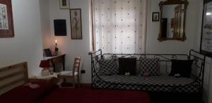 伊格莱西亚斯L'arancio Antico的卧室配有1张床、1张桌子和1把椅子