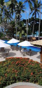 普拉亚多恩斯尔德普拉亚朵福特公寓的一个带桌子和遮阳伞的度假村和一个游泳池