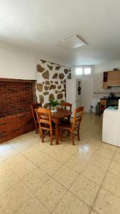 大加那利岛拉斯帕尔马斯Apartamento La Marea的一间设有桌椅和砖墙的用餐室