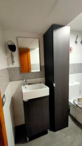 大加那利岛拉斯帕尔马斯Apartamento La Marea的一间带水槽和镜子的浴室