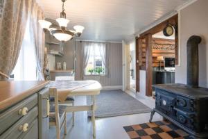 ÅmotEika Cottage: Cozy, rural, spacious and well-equiped的客房内的厨房配有桌子和炉灶